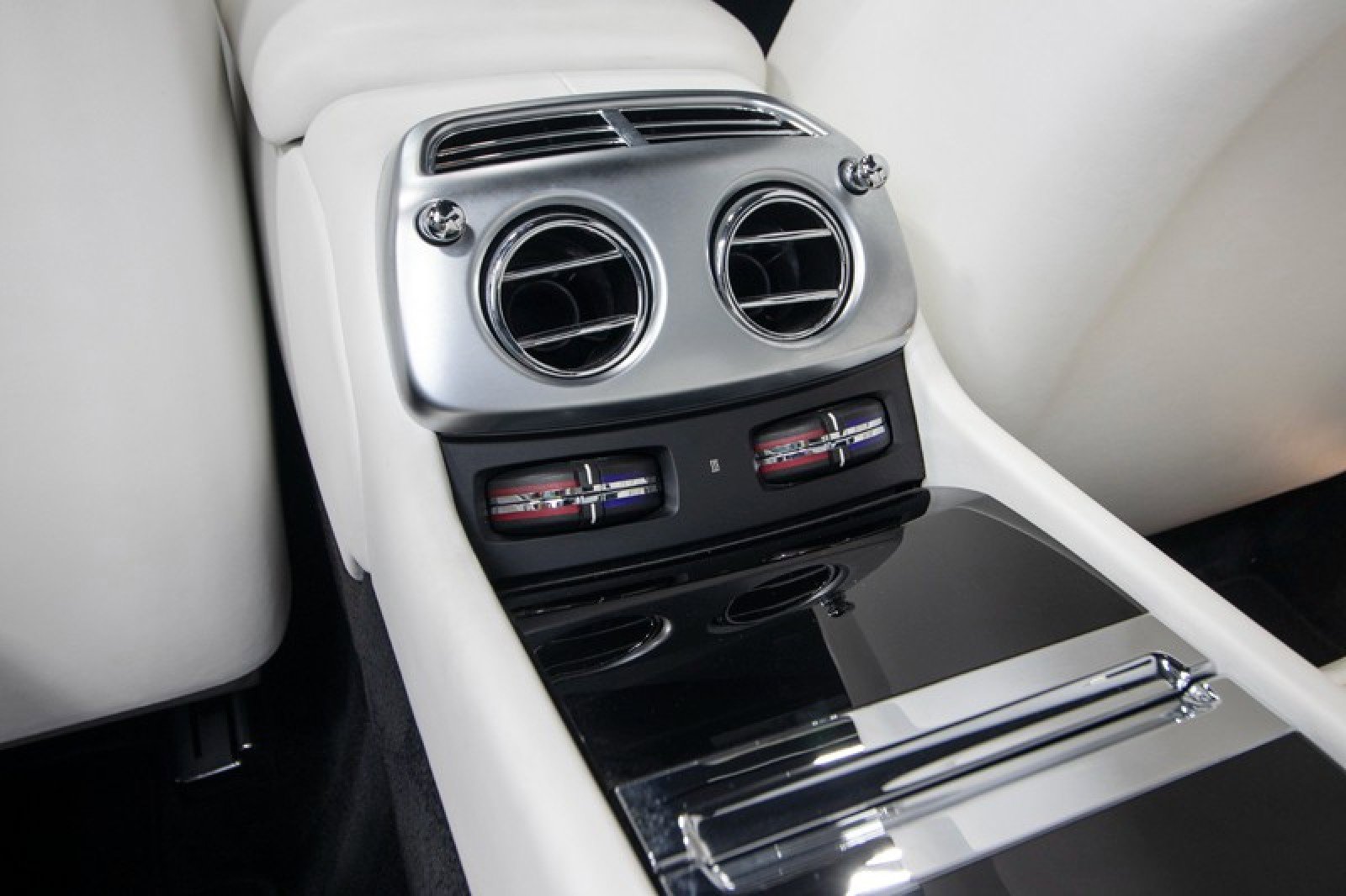 Used 2017 Rolls-Royce Dawn image 44