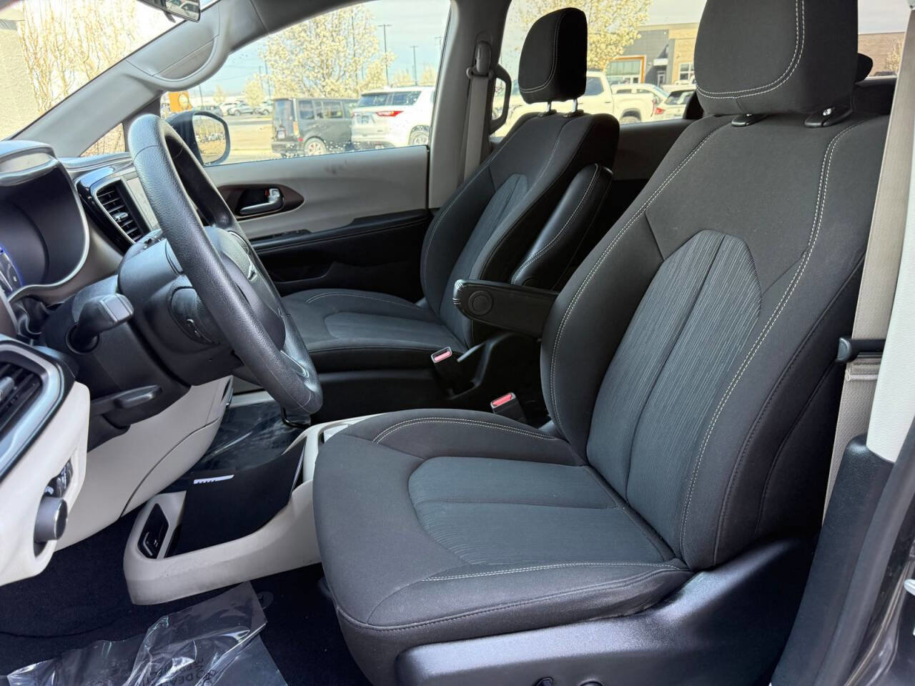 Used 2020 Chrysler Voyager LX image 6