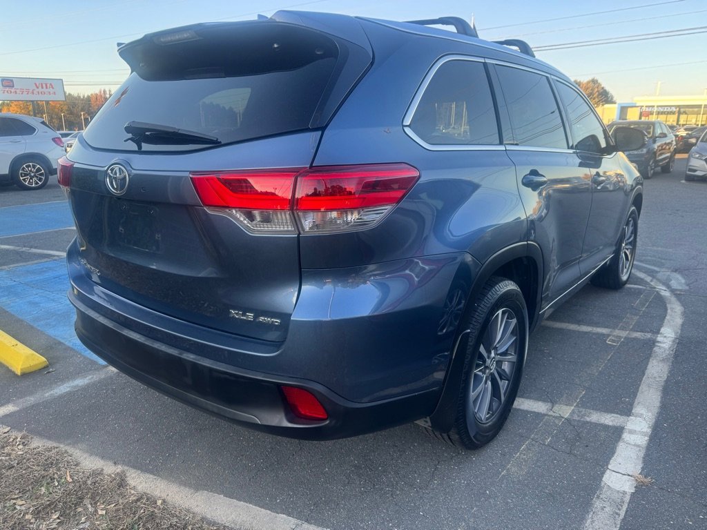 Used 2018 Toyota Highlander SE image 4
