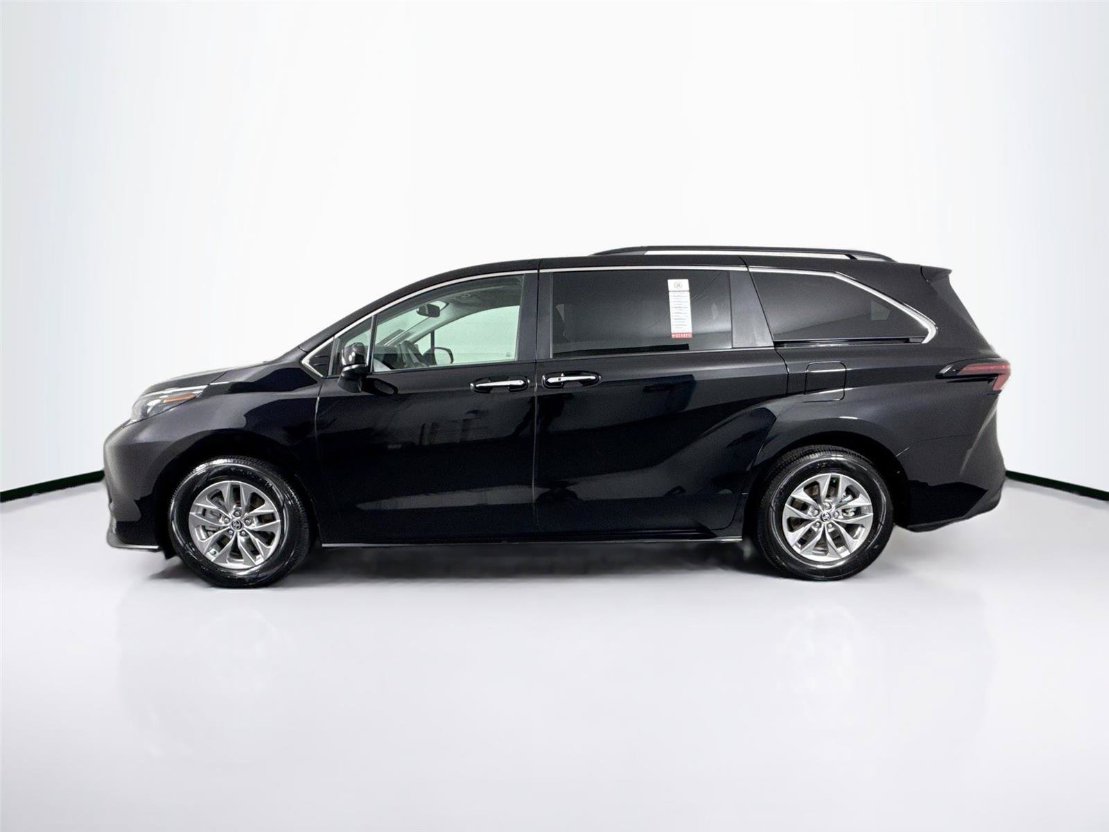 Certified 2026 Toyota Sienna XLE FWD image 14
