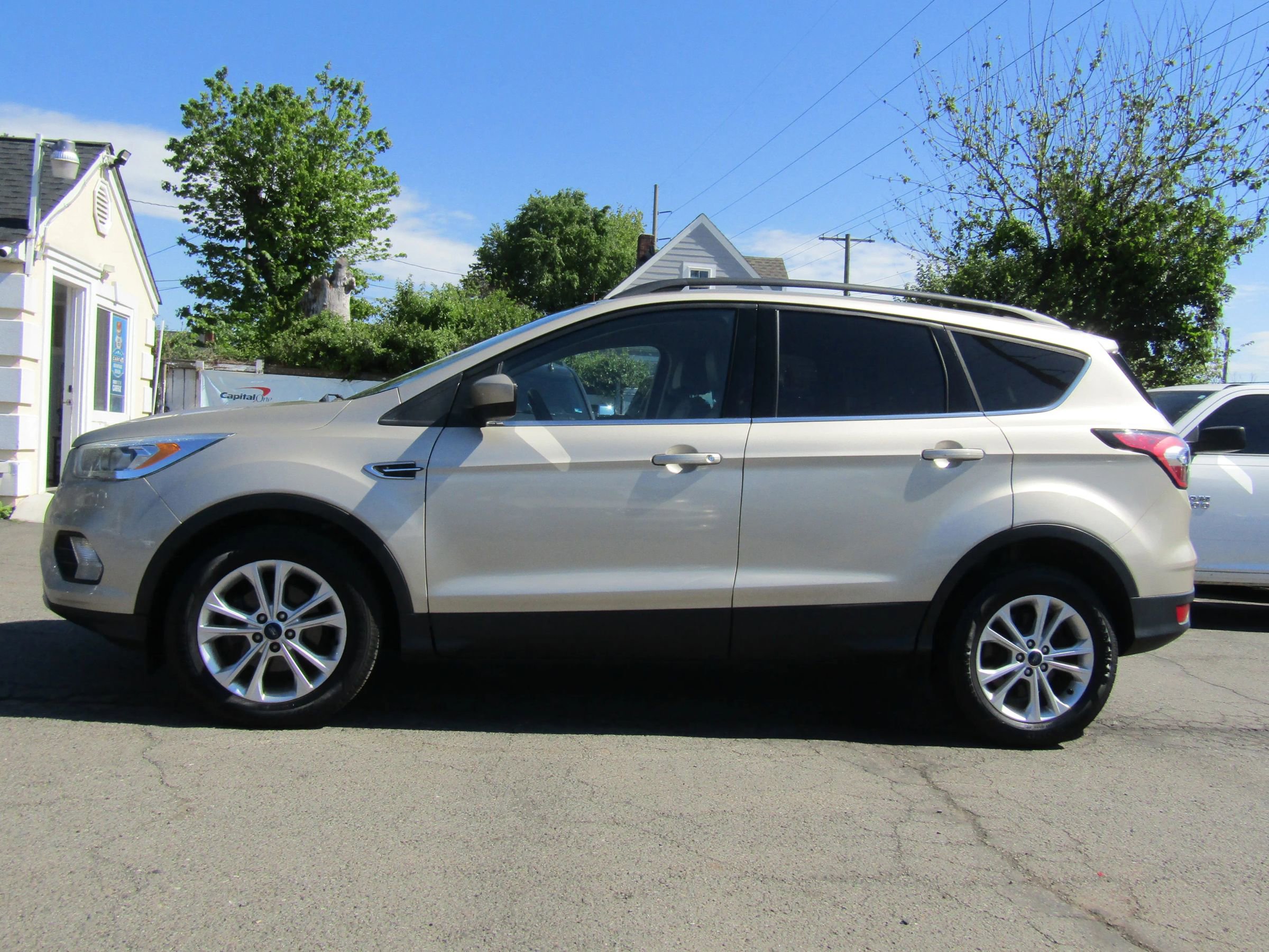 Used 2017 Ford Escape SE w/ SE Leather Comfort Package FWD image 4