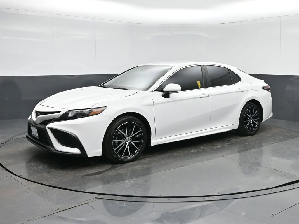 Used 2023 Toyota Camry SE image 3