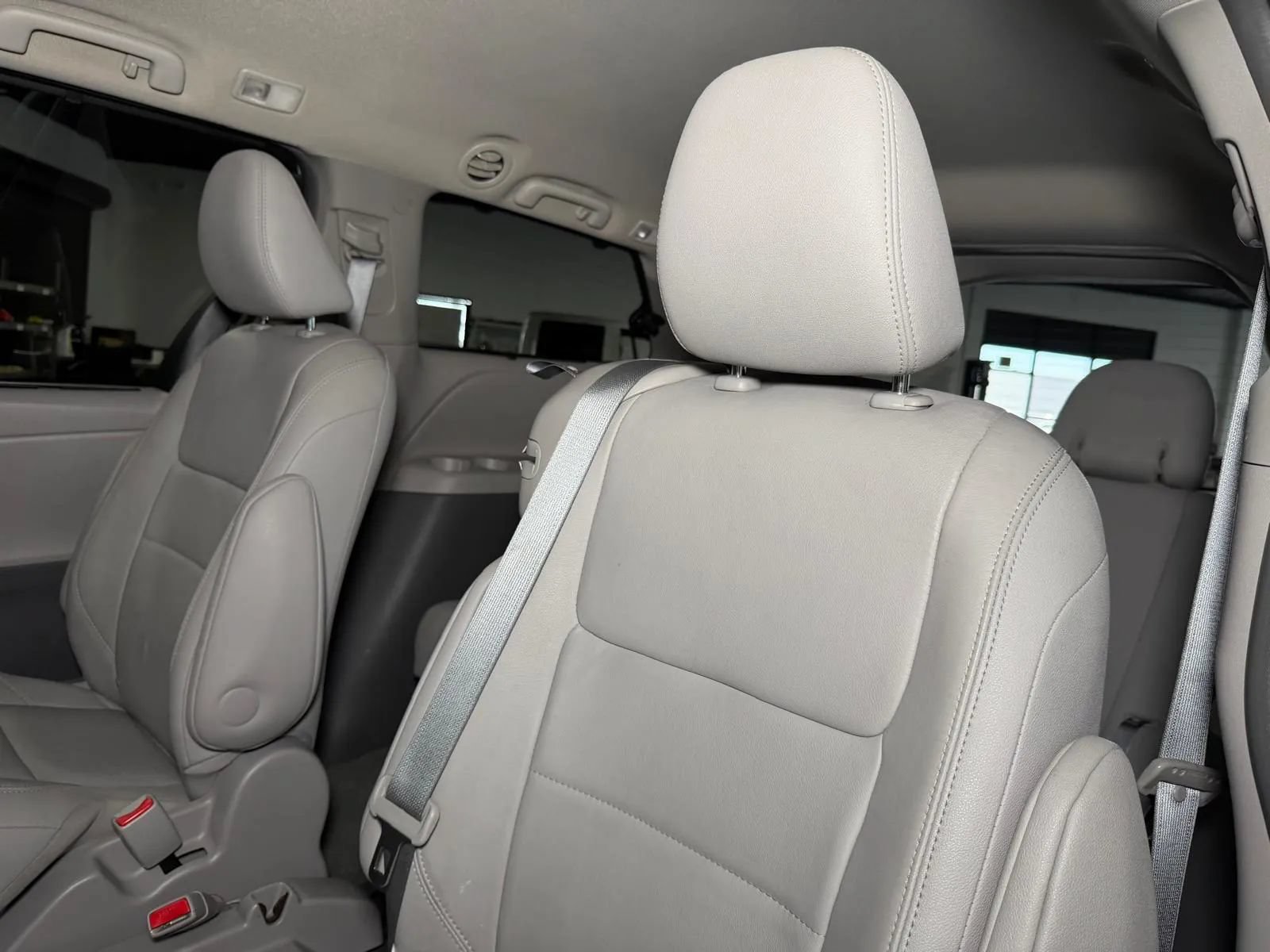 Used 2015 Toyota Sienna XLE Premium FWD image 16