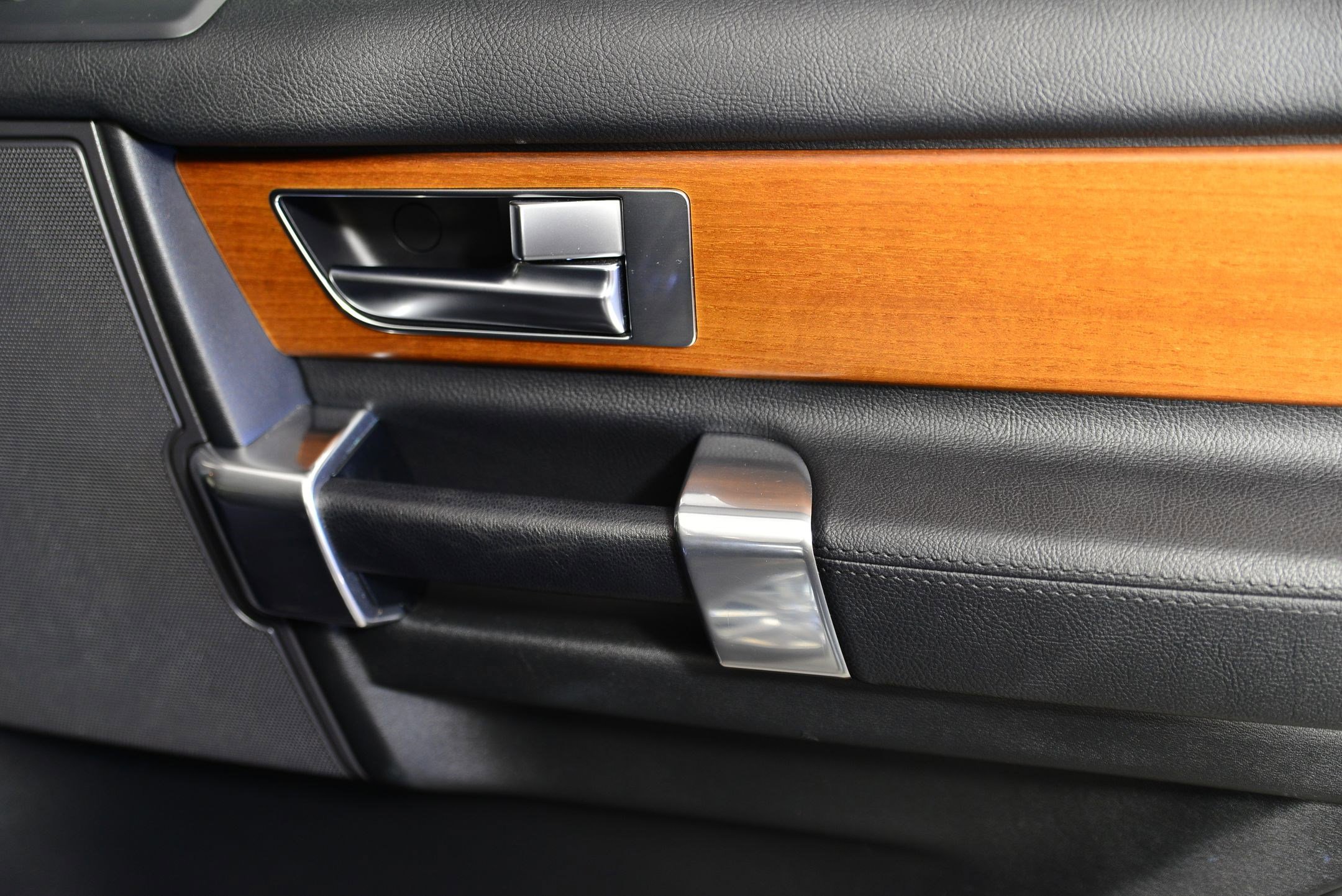 Used 2016 Land Rover LR4 image 19