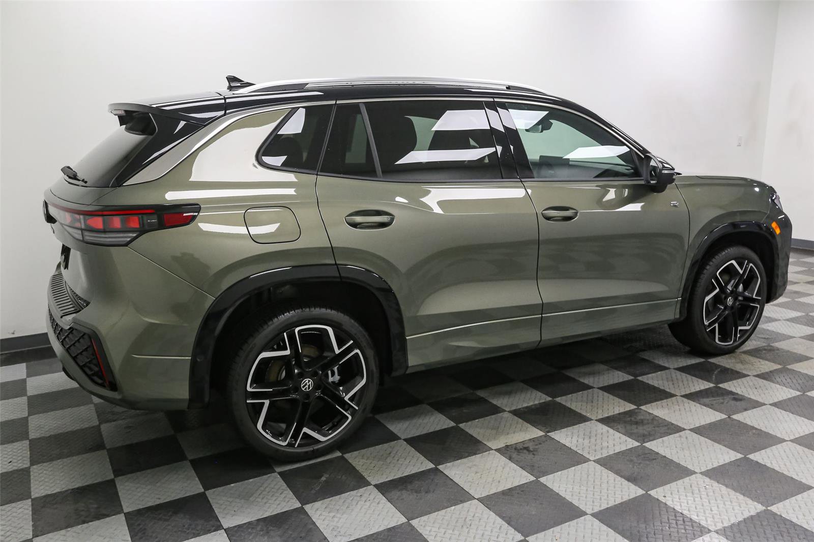 New 2026 Volkswagen Tiguan SEL R-Line AWD/4WD image 9