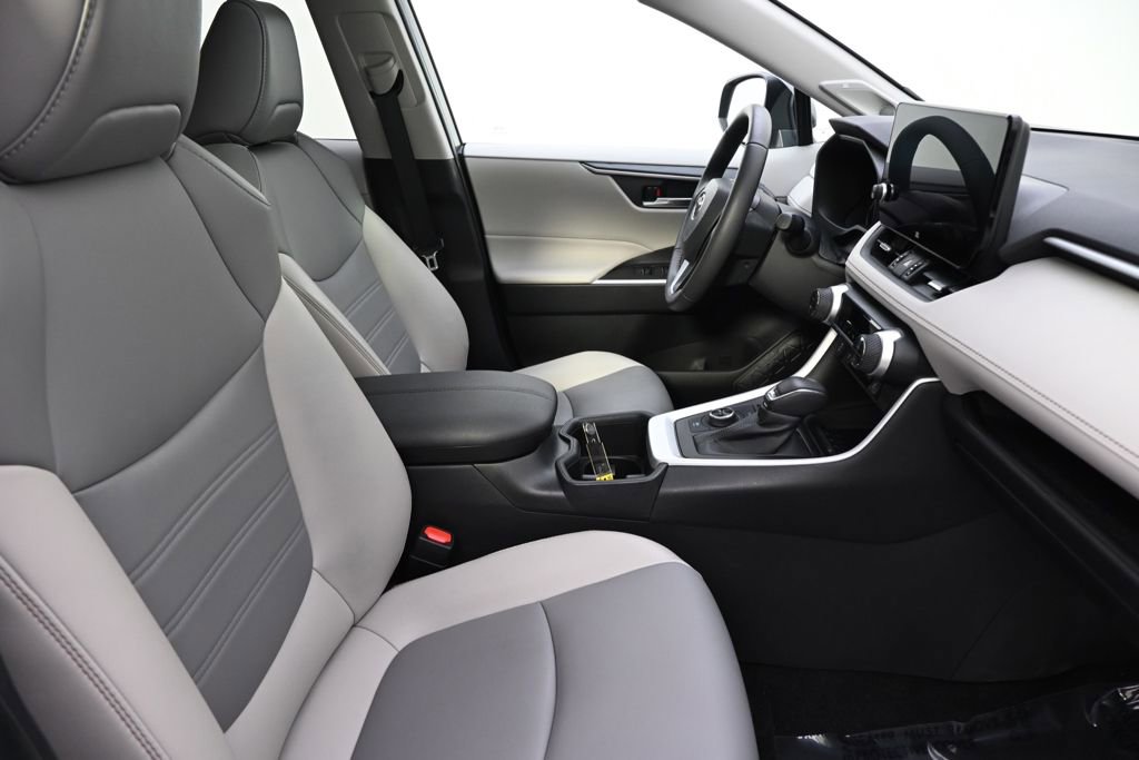 Used 2023 Toyota RAV4 XLE Premium image 16