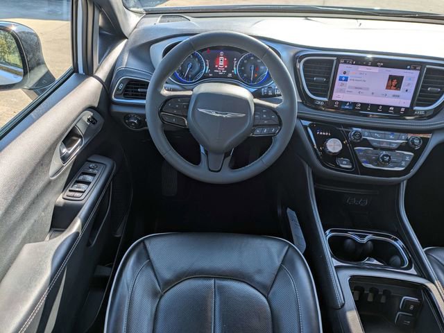Used 2025 Chrysler Pacifica Limited image 19