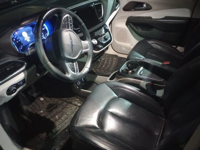 Used 2018 Chrysler Pacifica Touring-L Plus w/ Advanced Safetytec Group image 5