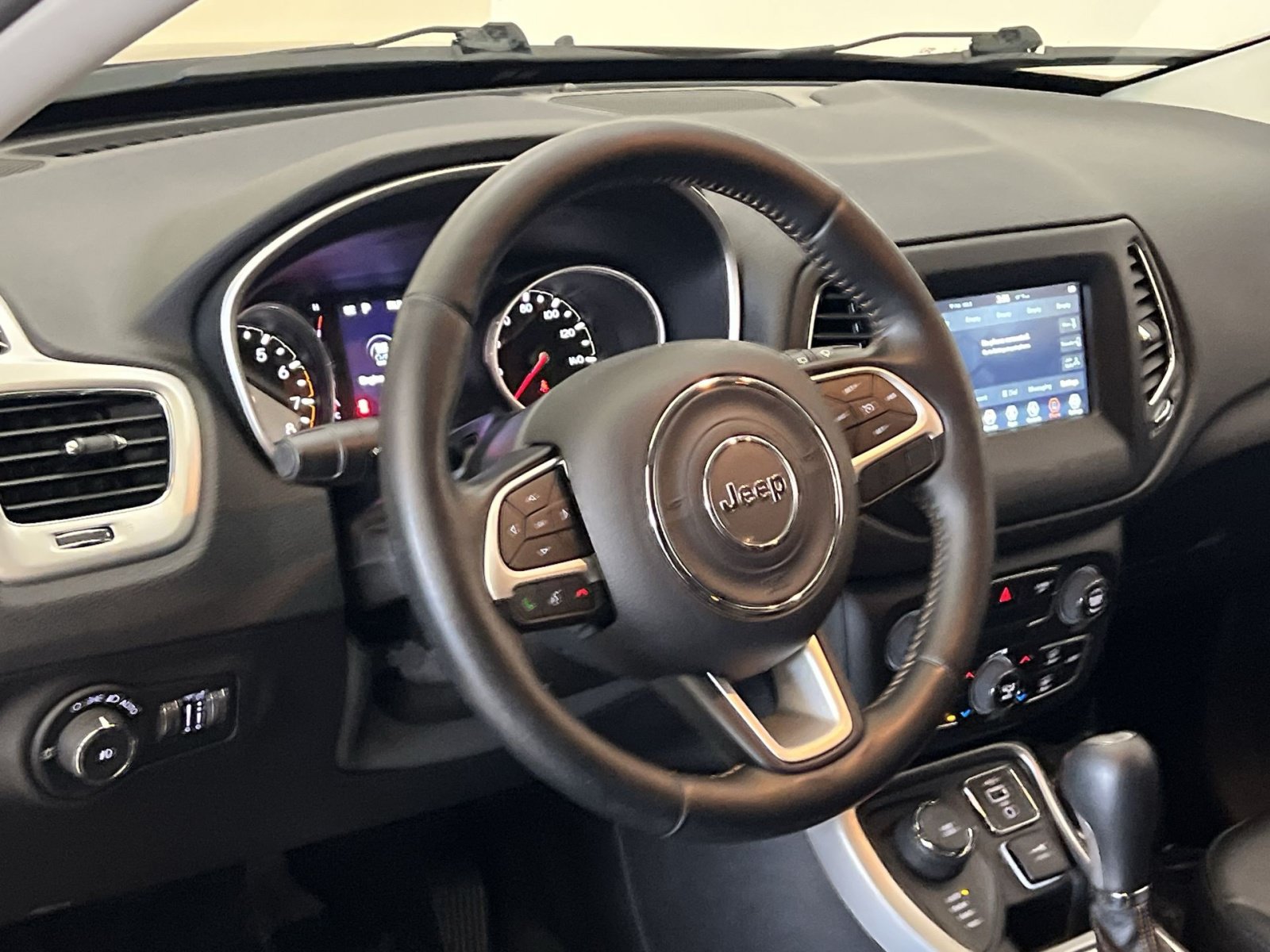 Used 2020 Jeep Compass Latitude w/ Cold Weather Group AWD/4WD image 15