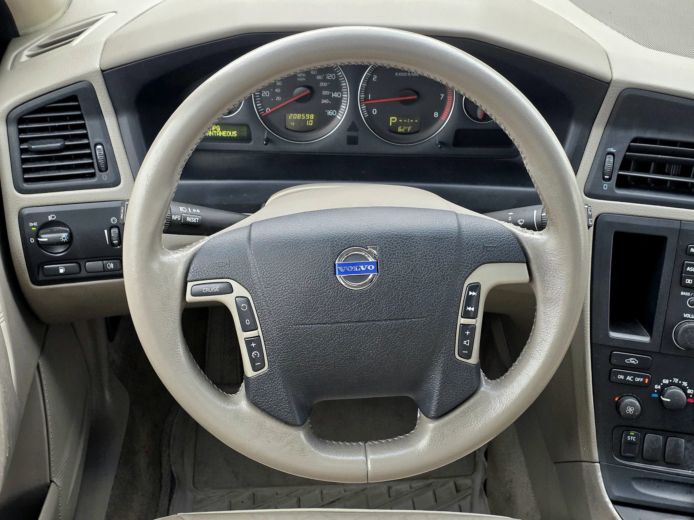 Used 2004 Volvo V70 2.5T FWD image 17