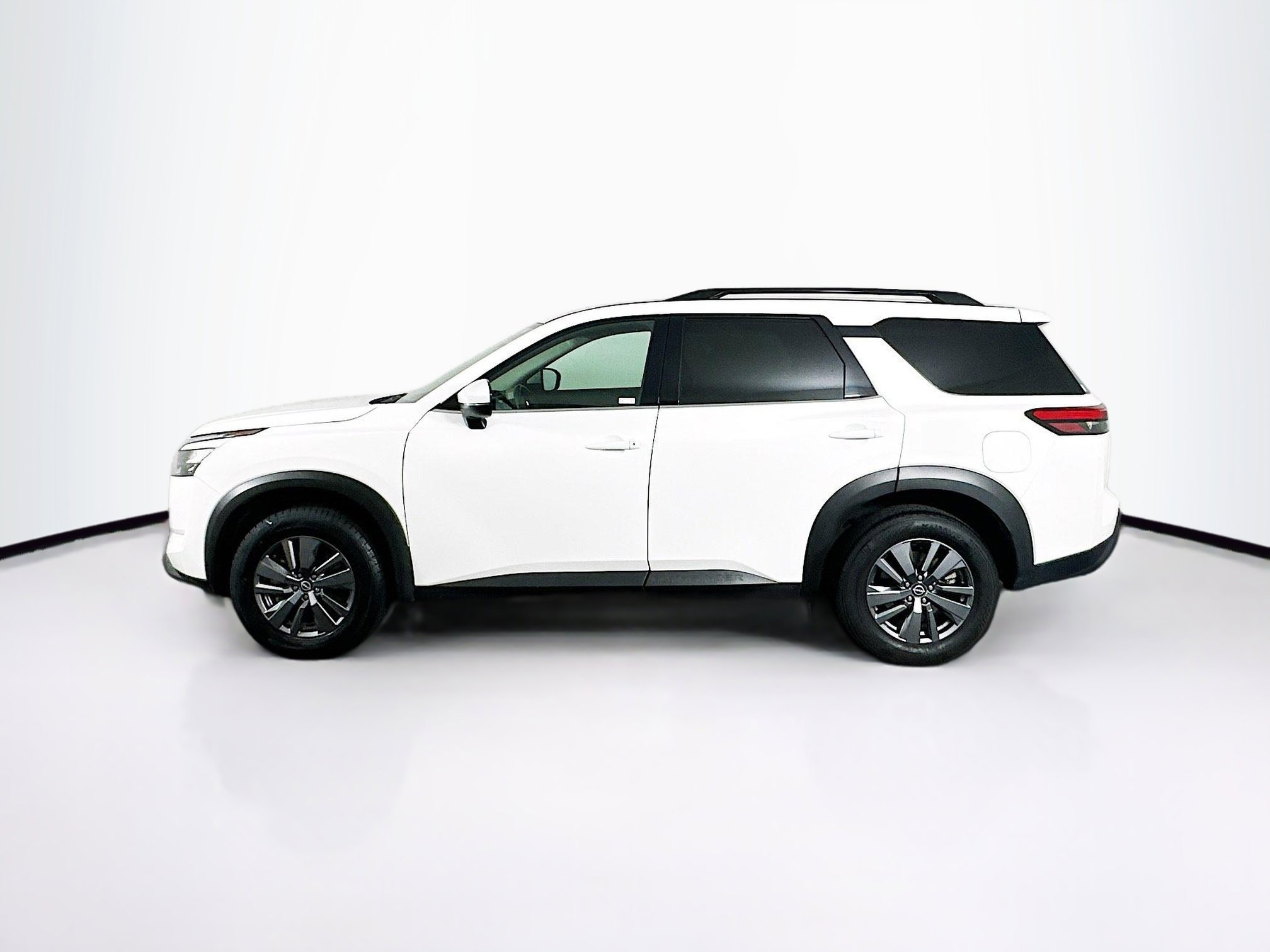 Used 2025 Nissan Pathfinder SV image 4