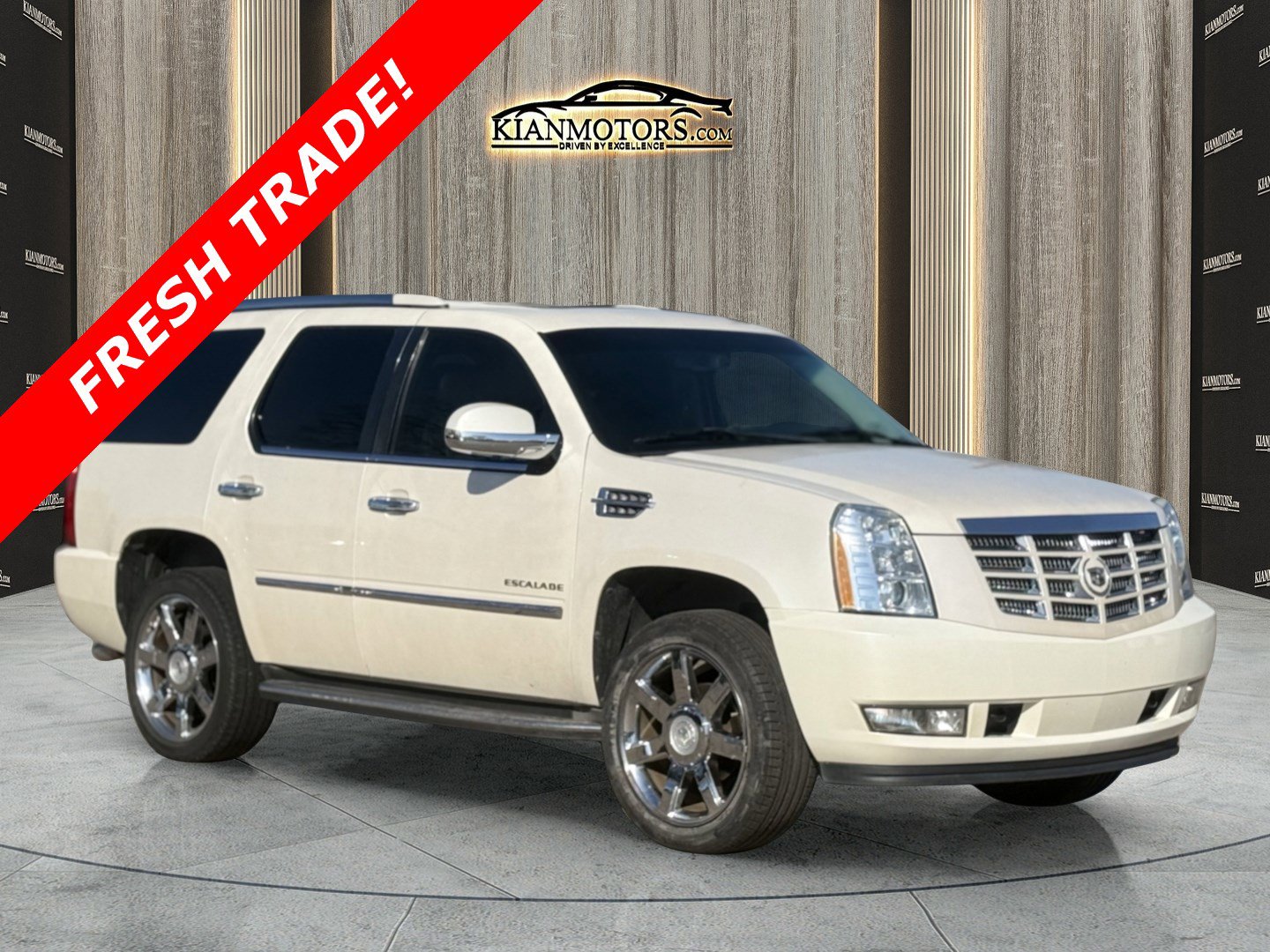 Used 2012 Cadillac Escalade Luxury RWD image 1