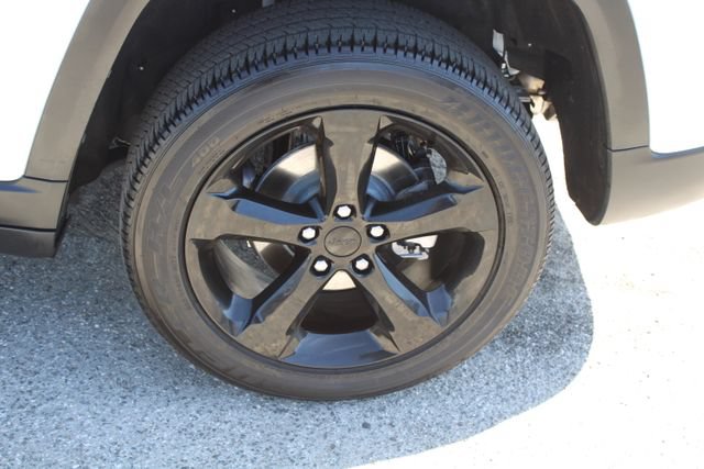 Used 2025 Jeep Grand Cherokee Altitude RWD image 10