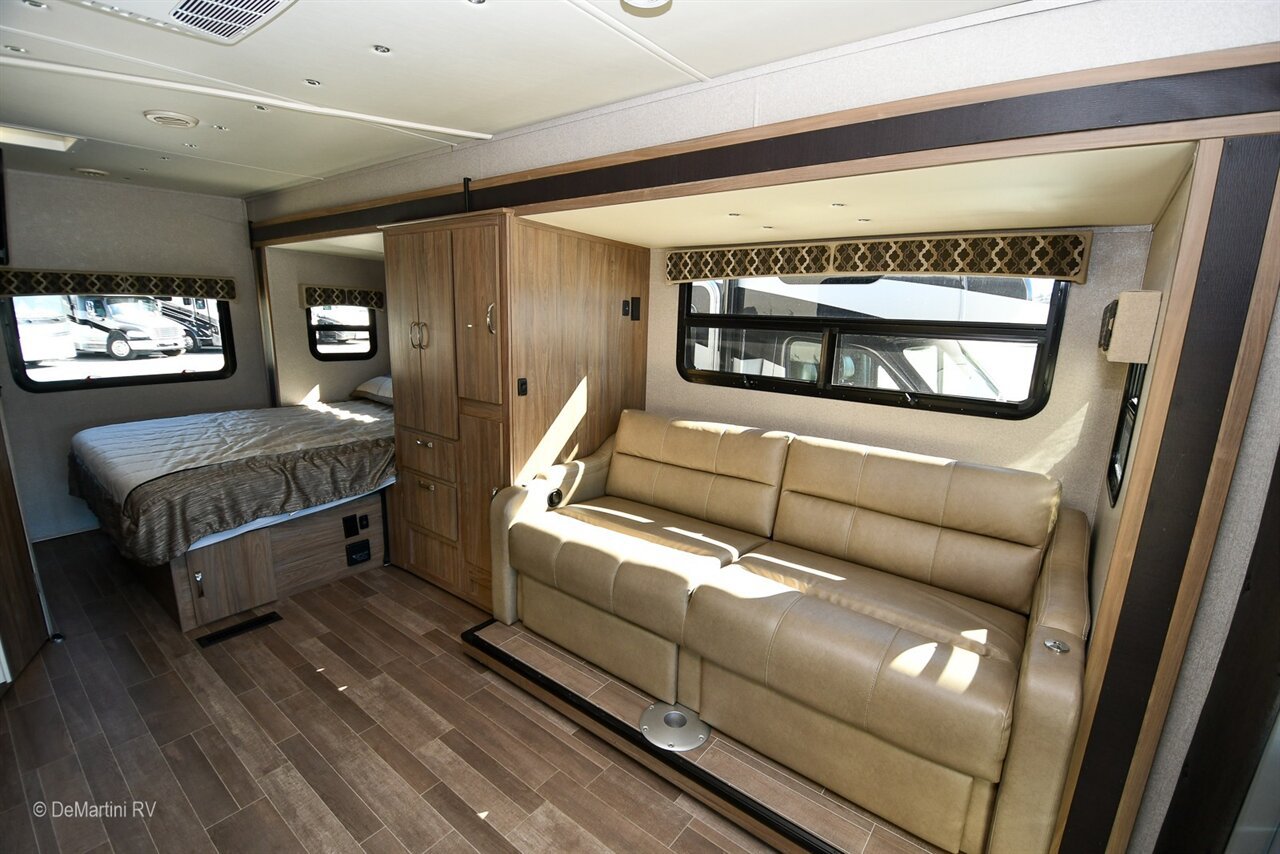 Used 2018 Mercedes-Benz Sprinter 3500 image 4