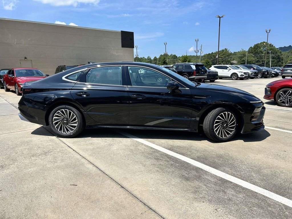 New 2026 Hyundai Sonata Limited FWD image 2