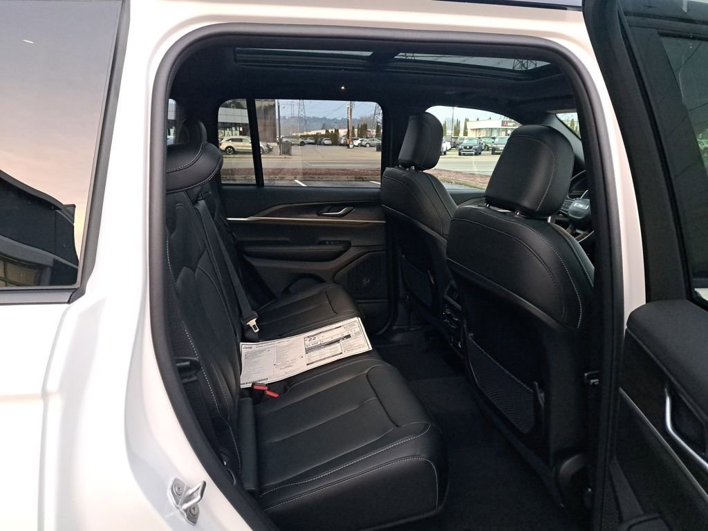 New 2025 Jeep Grand Cherokee Limited w/ Trailer Tow Package AWD/4WD image 16