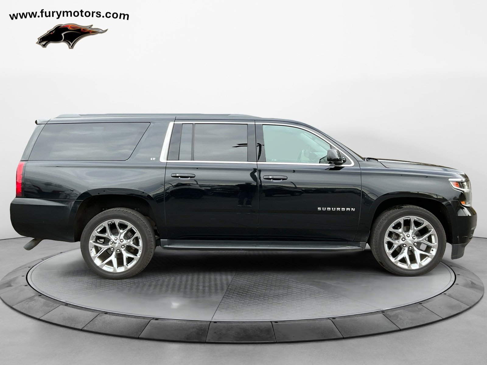 Used 2018 Chevrolet Suburban LT image 2
