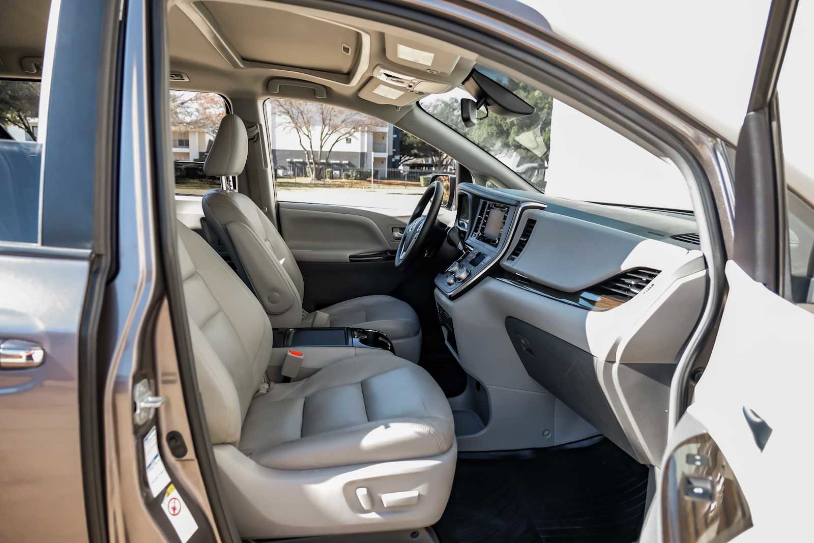 Used 2018 Toyota Sienna XLE image 36