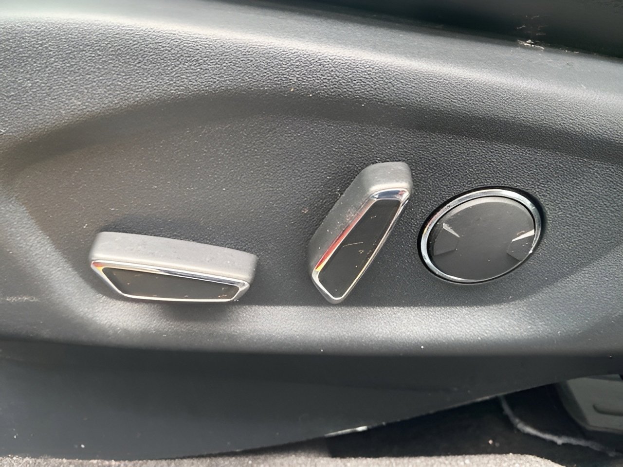 Certified 2018 Ford Explorer XLT w/ Equipment Group 202A image 9