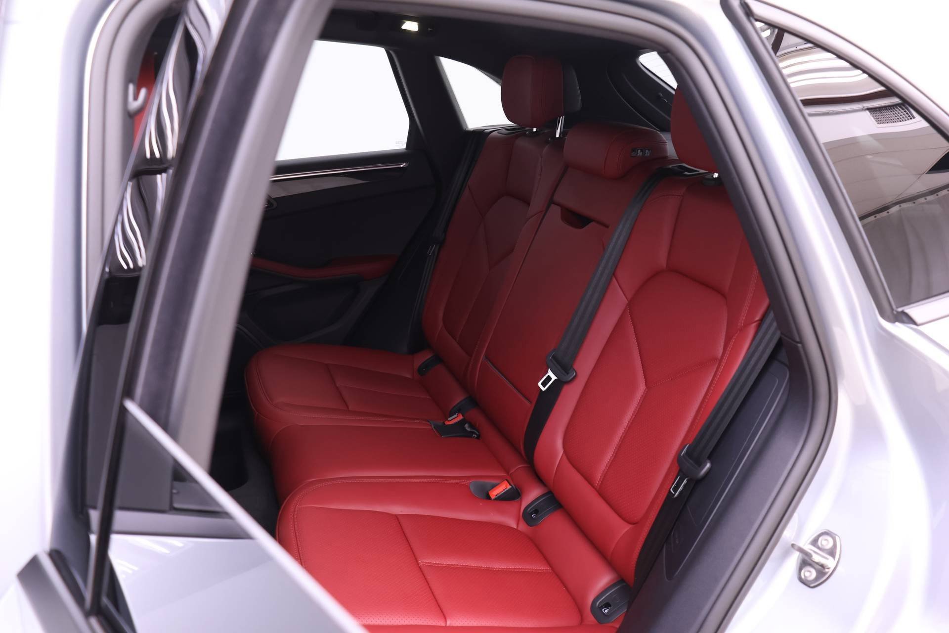 Used 2025 Porsche Macan image 16