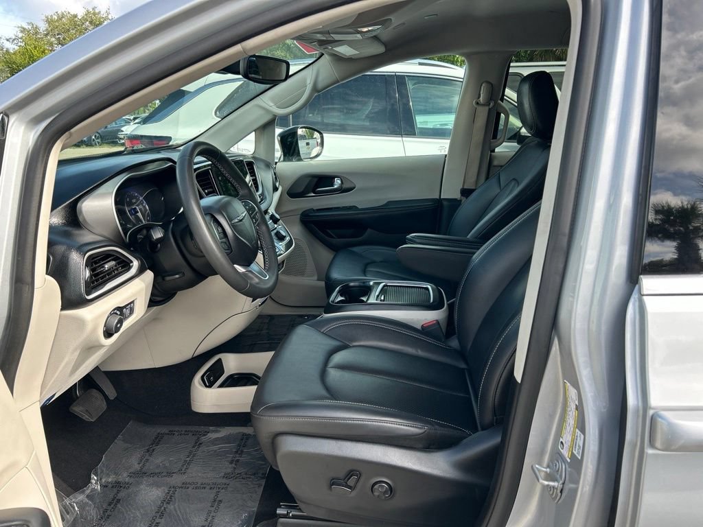 Used 2024 Chrysler Pacifica Touring-L FWD image 9