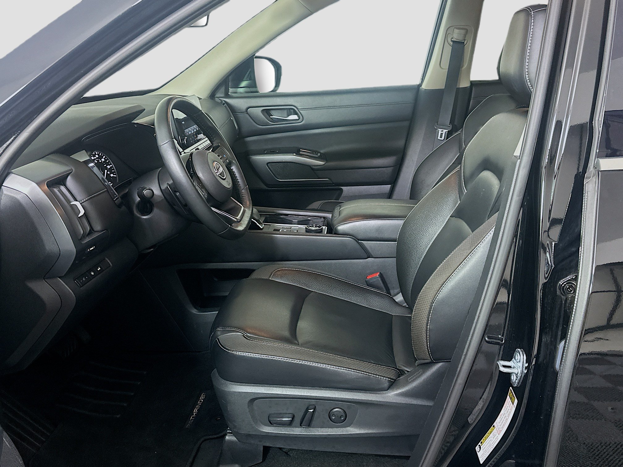 Used 2023 Nissan Pathfinder SL AWD/4WD image 13
