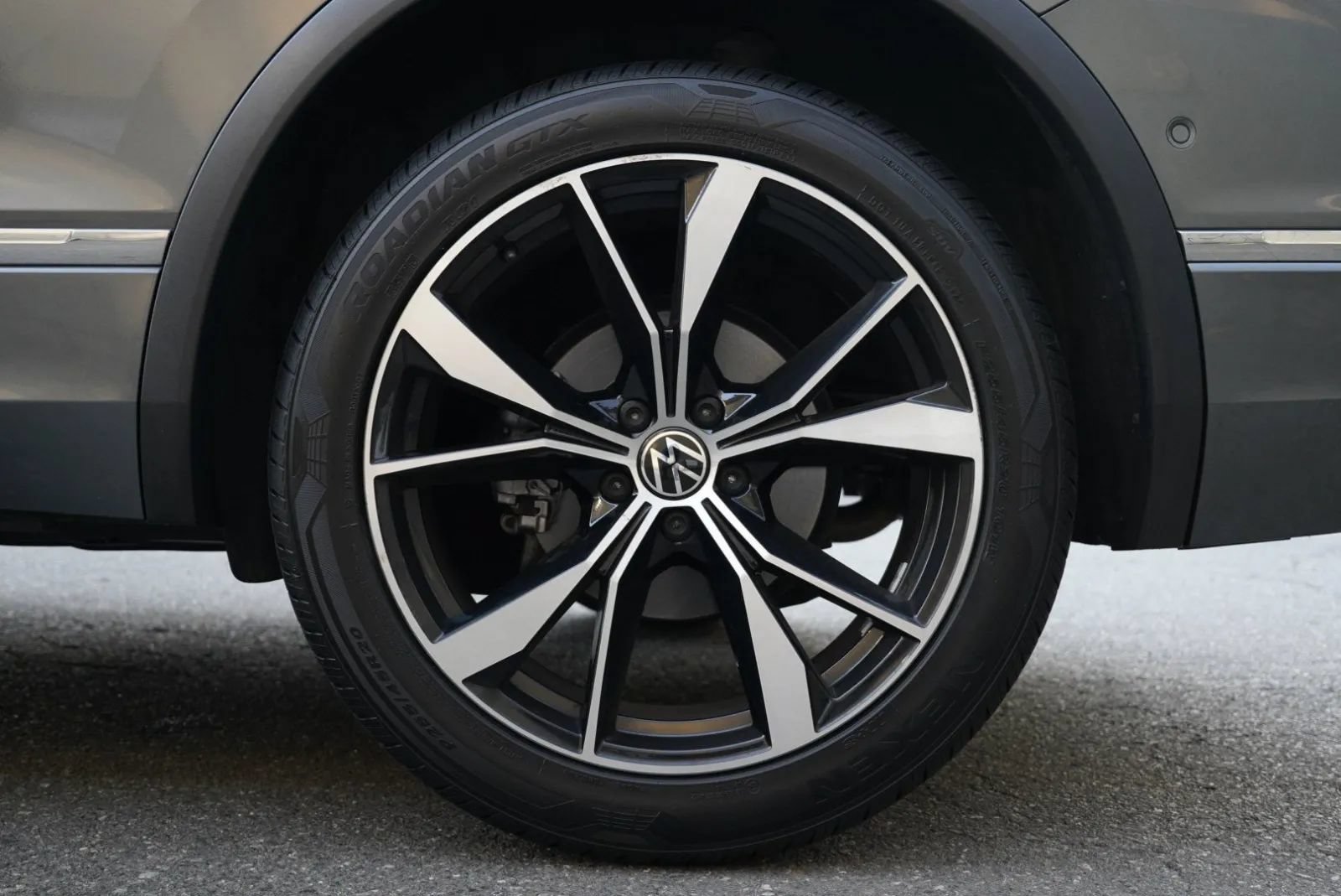 Used 2022 Volkswagen Tiguan SEL R-Line AWD/4WD image 15
