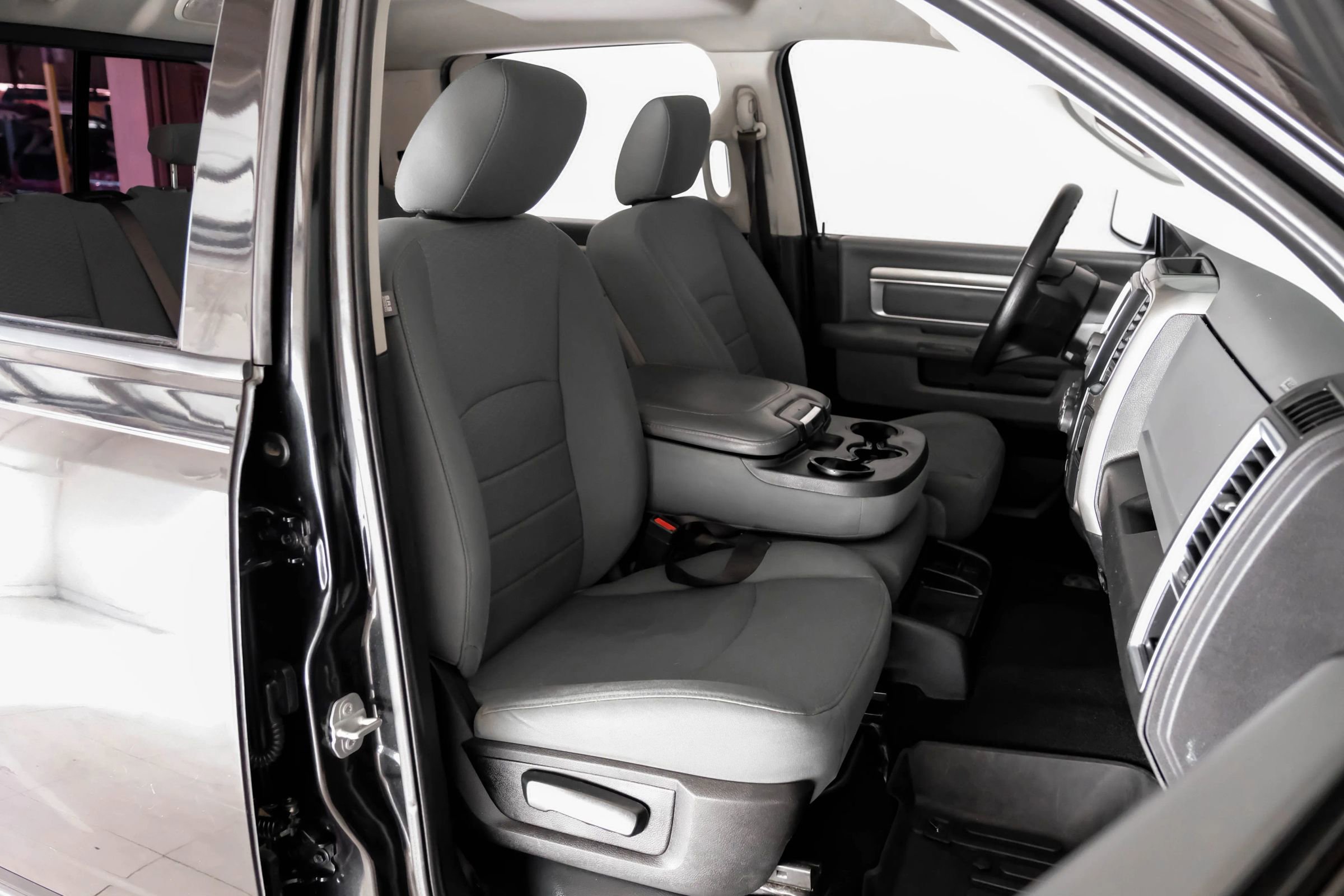 Used 2019 RAM 1500 Classic SLT image 28