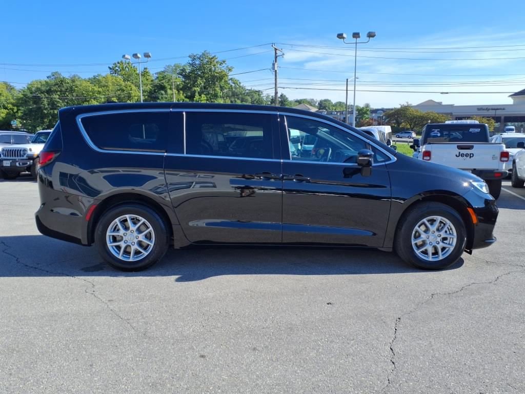 New 2026 Chrysler Pacifica Select image 3