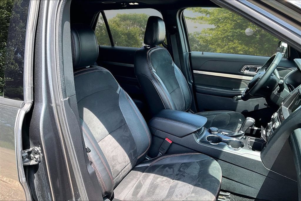 Used 2018 Ford Explorer XLT w/ XLT Appearance Package AWD/4WD image 7