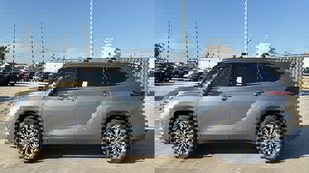 New 2025 Toyota Highlander Platinum image 2
