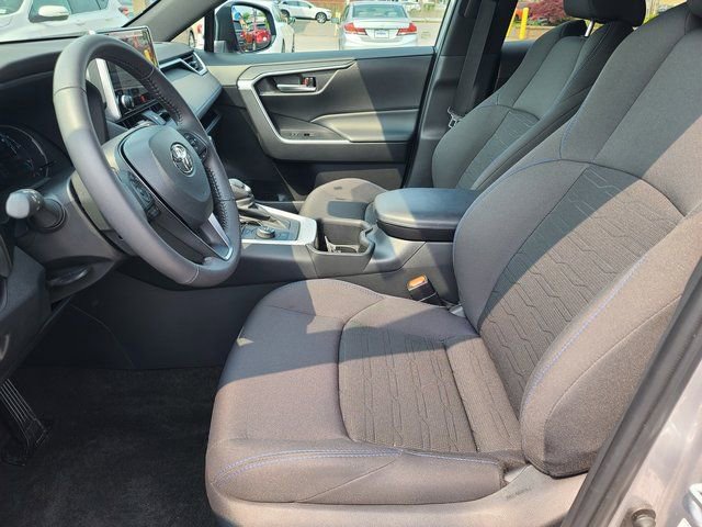 Used 2023 Toyota RAV4 SE image 5