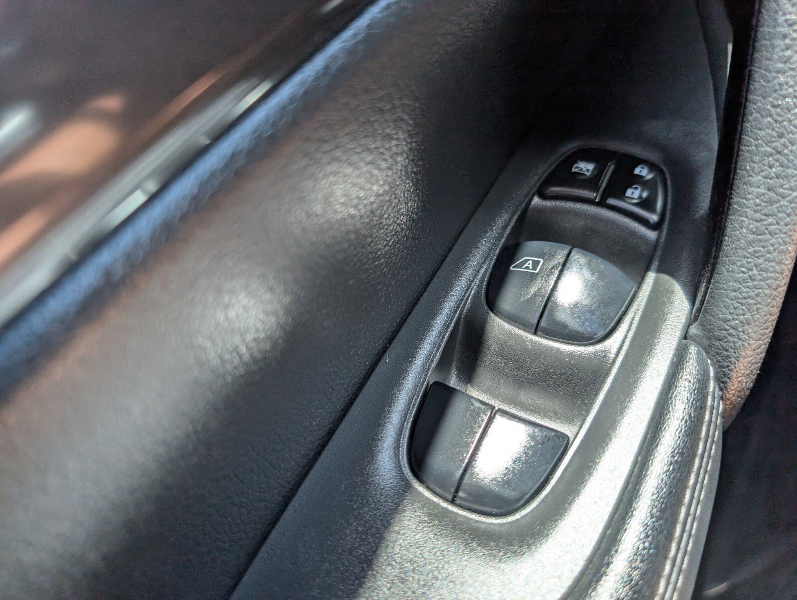 Used 2018 Nissan Rogue SV image 39