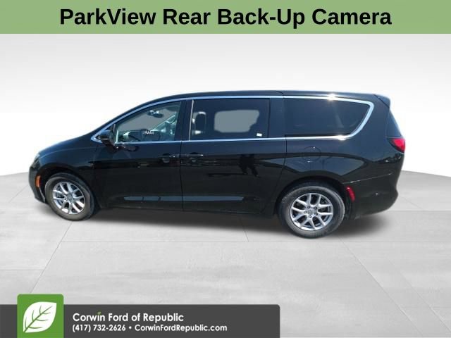Used 2024 Chrysler Pacifica Touring-L image 9