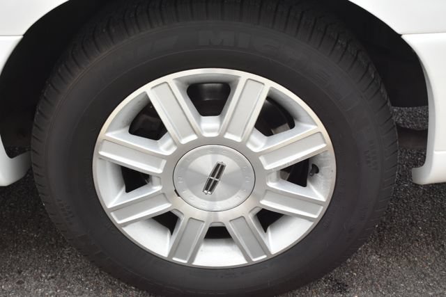 Used 2008 Lincoln Town Car Executive RWD image 49