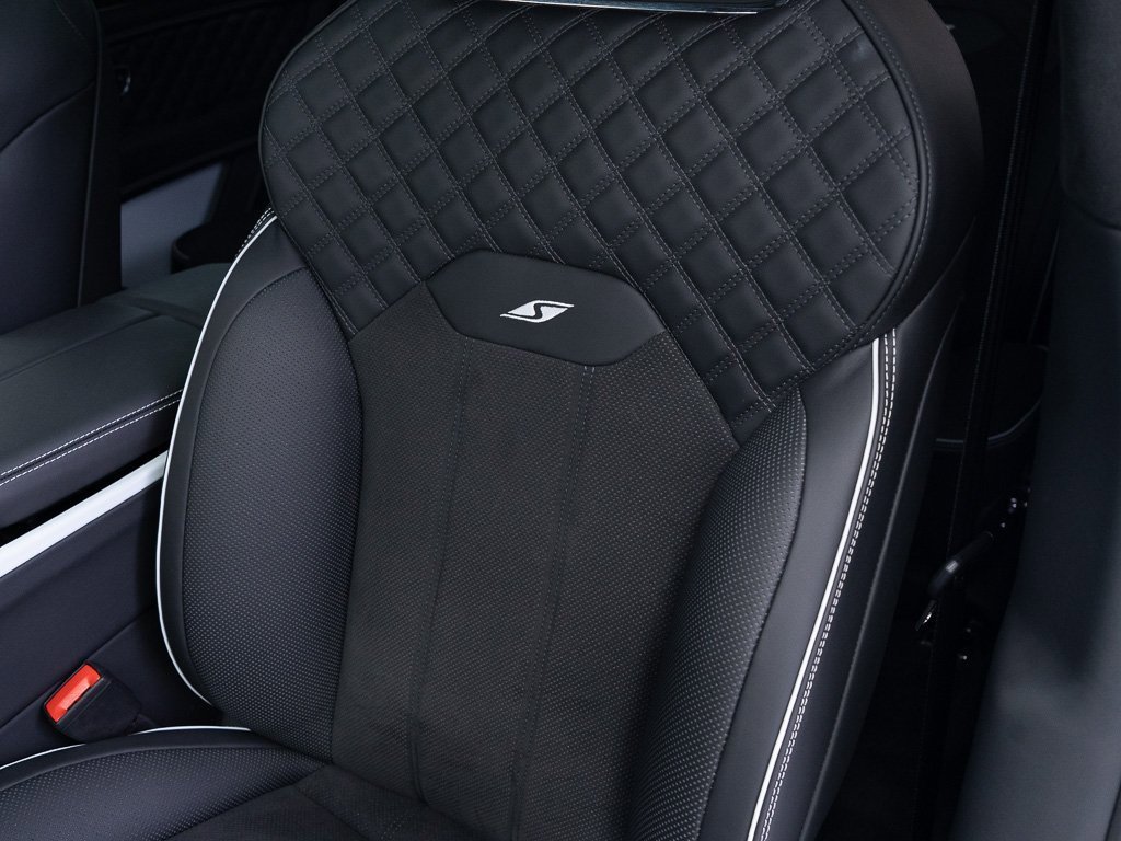 Used 2025 Bentley Bentayga image 17