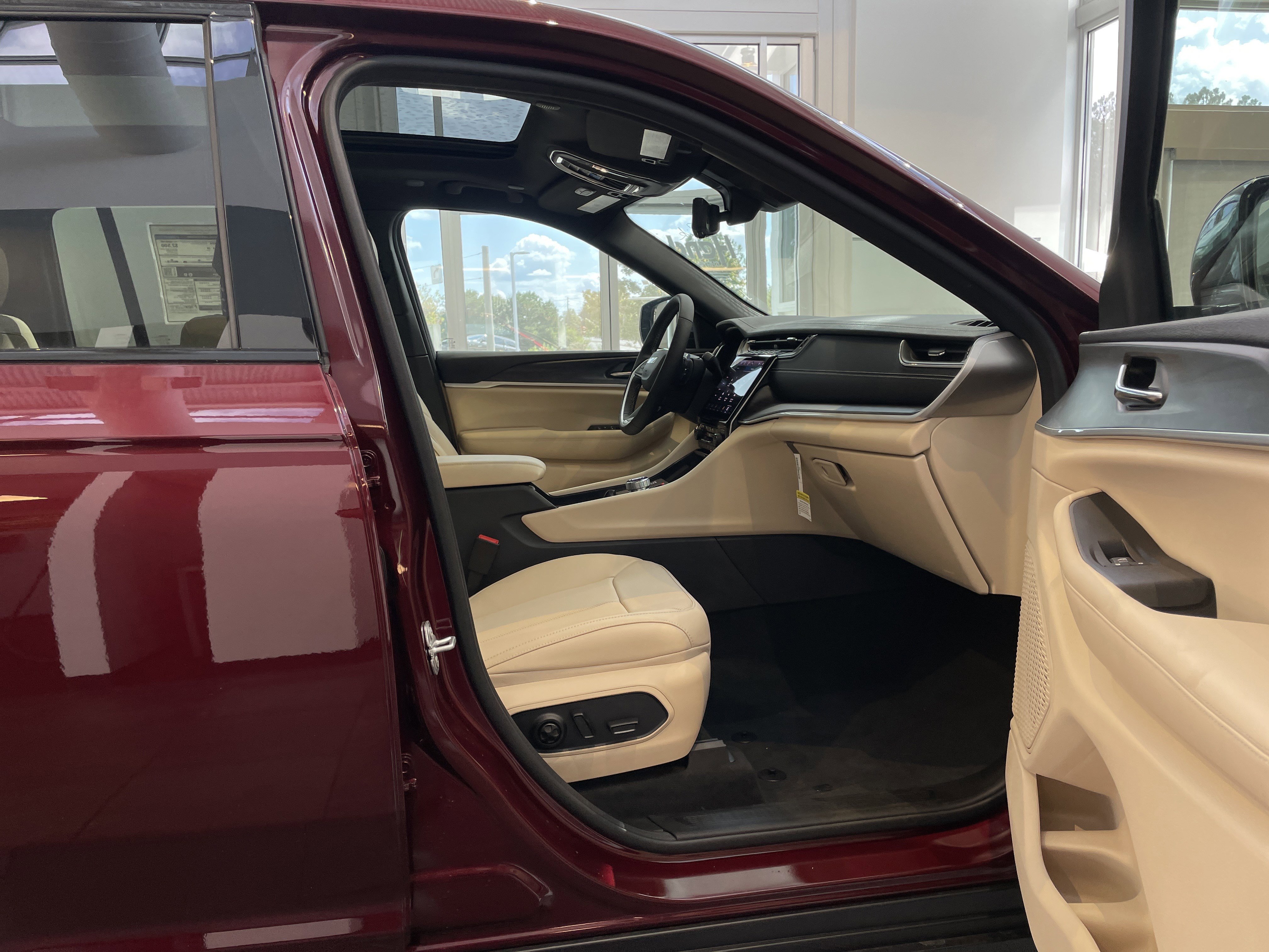 New 2025 Jeep Grand Cherokee Limited w/ Luxury Tech Group II image 36