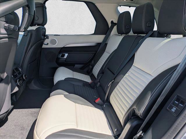 New 2026 Land Rover Discovery Dynamic SE image 16