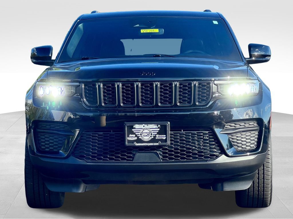 Used 2023 Jeep Grand Cherokee Altitude AWD/4WD image 2