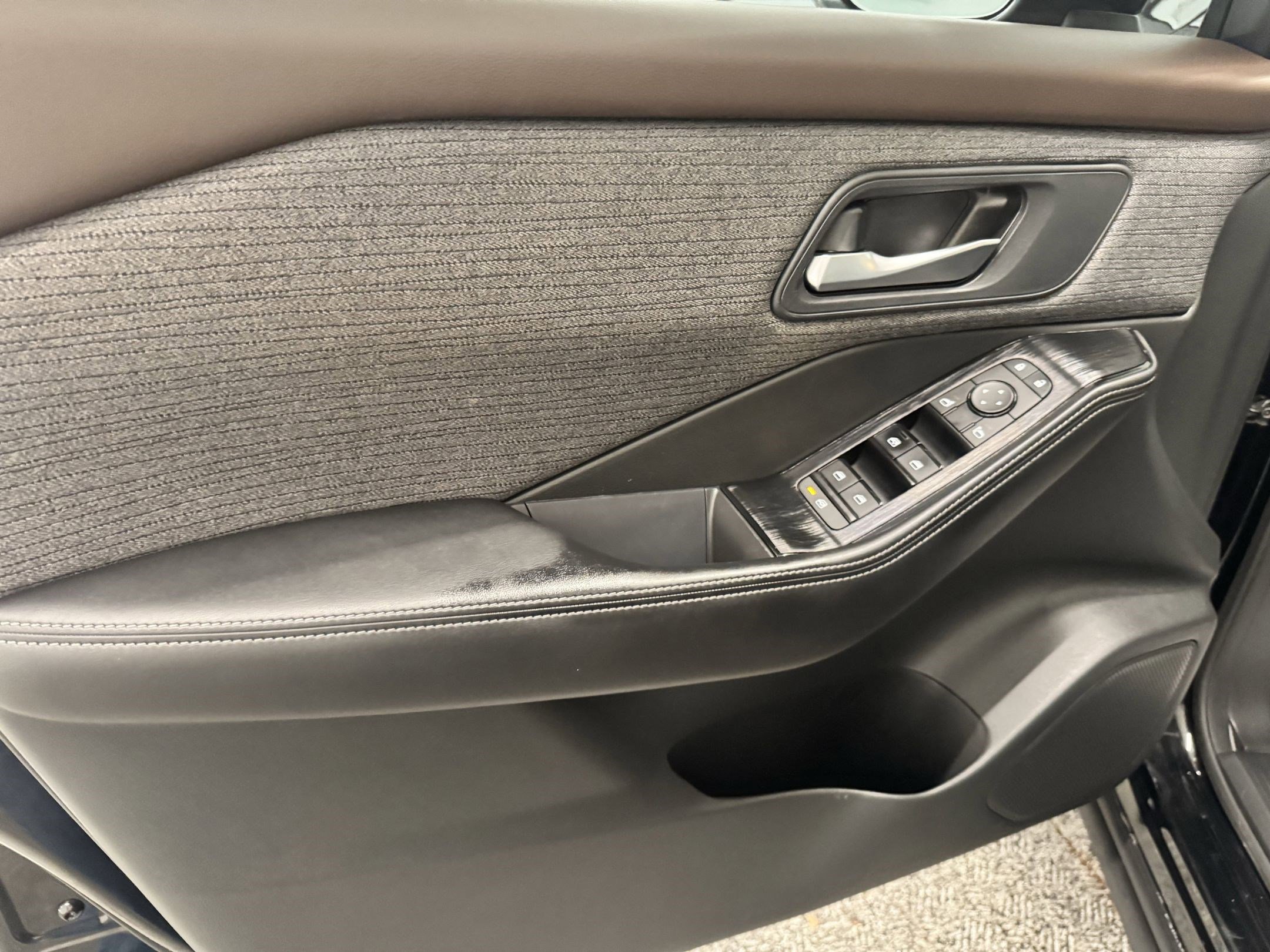 Used 2022 Nissan Rogue SV image 10