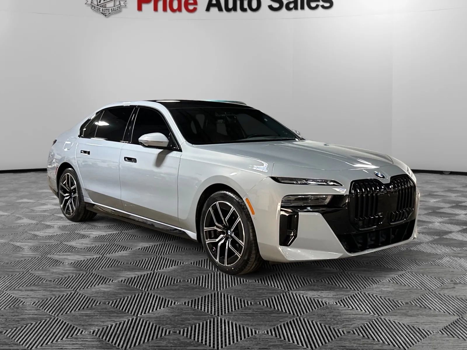 Used 2023 BMW 760i xDrive w/ Executive Package AWD/4WD image 5