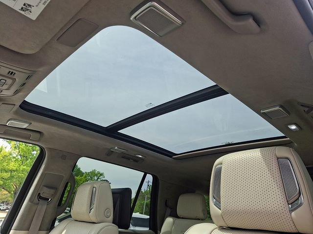 Used 2022 Cadillac Escalade Premium Luxury Platinum image 17