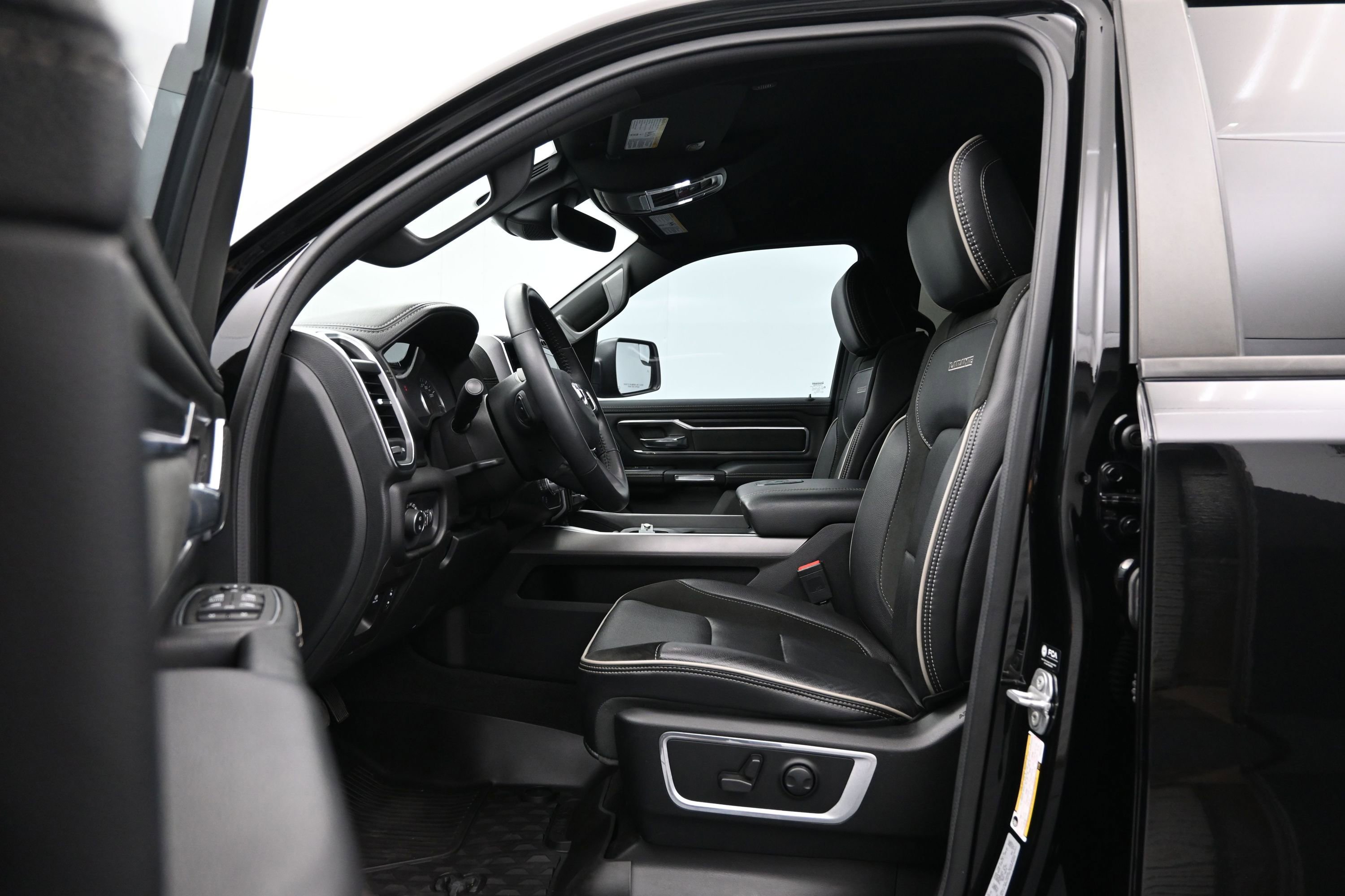 Used 2023 RAM 1500 Laramie AWD/4WD image 9