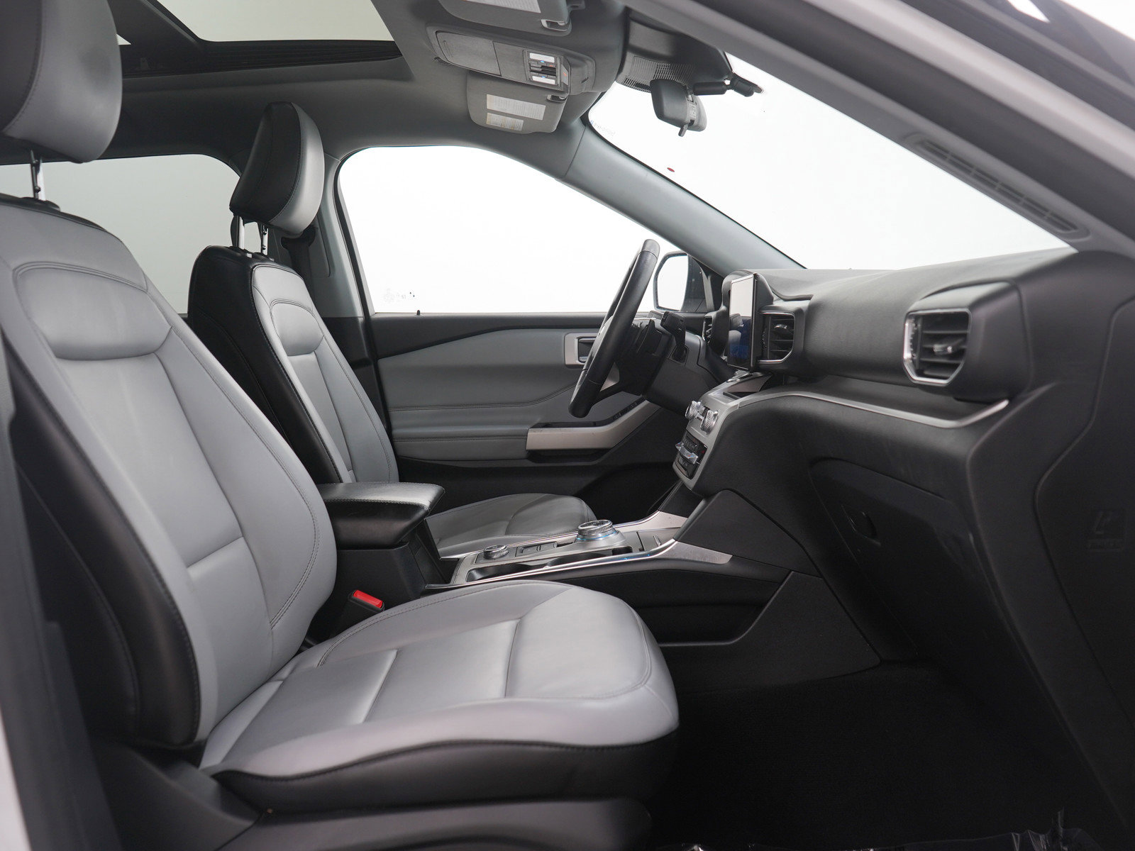 Used 2021 Ford Explorer XLT w/ XLT Sport Appearance Package image 13