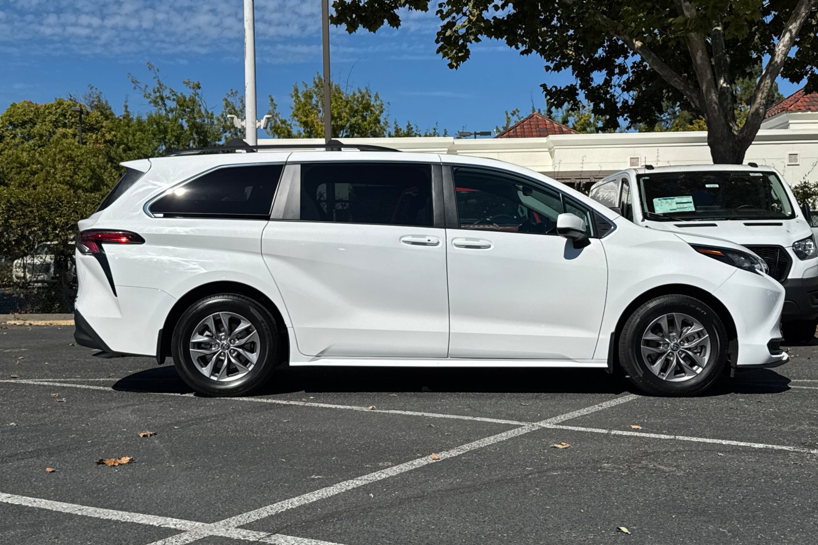 Used 2022 Toyota Sienna LE w/ LE Plus Package AWD/4WD image 3