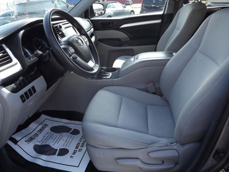 Used 2017 Toyota Highlander LE w/ Carpet Mat Package FWD image 10