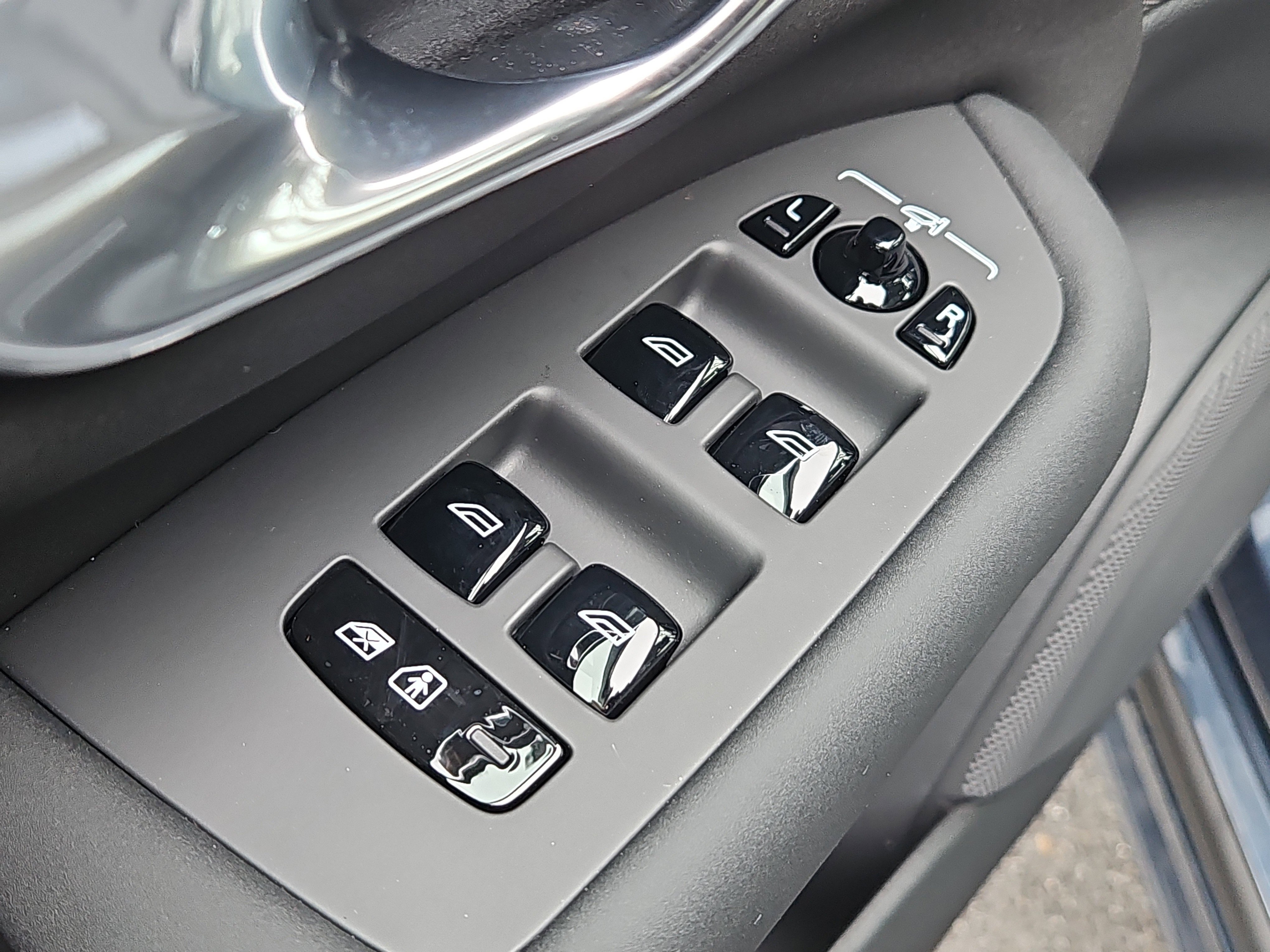 New 2026 Volvo XC90 B5 Plus w/ Protection Package Premier image 17