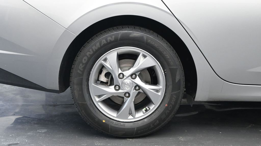 Used 2021 Hyundai Elantra SE FWD image 9