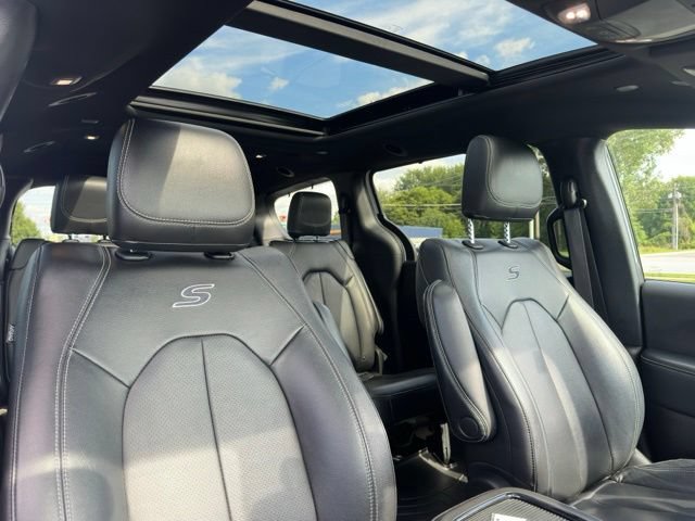 Used 2022 Chrysler Pacifica Touring-L w/ S Appearance Package AWD/4WD image 8