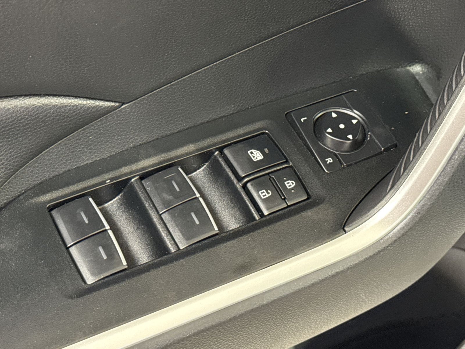 Used 2025 Toyota RAV4 XLE AWD/4WD image 27